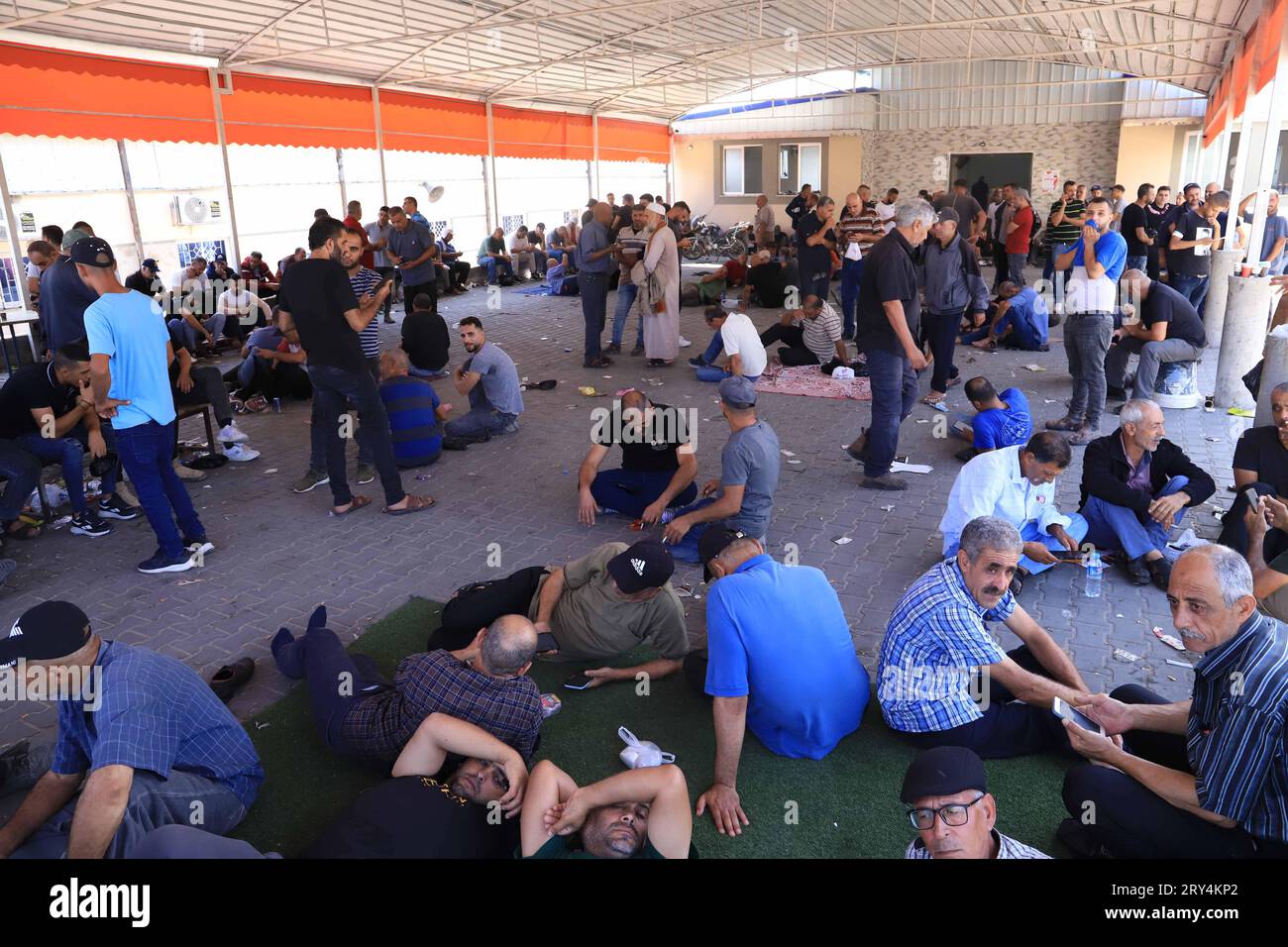 Middle East News/Gaza/territori palestinesi i lavoratori palestinesi attendono al valico di Erez mentre si preparano a lasciare Beit Hanun nella Striscia di Gaza settentrionale, per andare a lavorare all'interno di Israele, il 28 settembre 2023. Erez Crossing ha aperto dopo averlo chiuso due settimane fa in risposta alle proteste al confine. The Gaza Strip Palestine Copyright: XMahmoudxxAjjourx IMG 4743 Credit: Imago/Alamy Live News Foto Stock