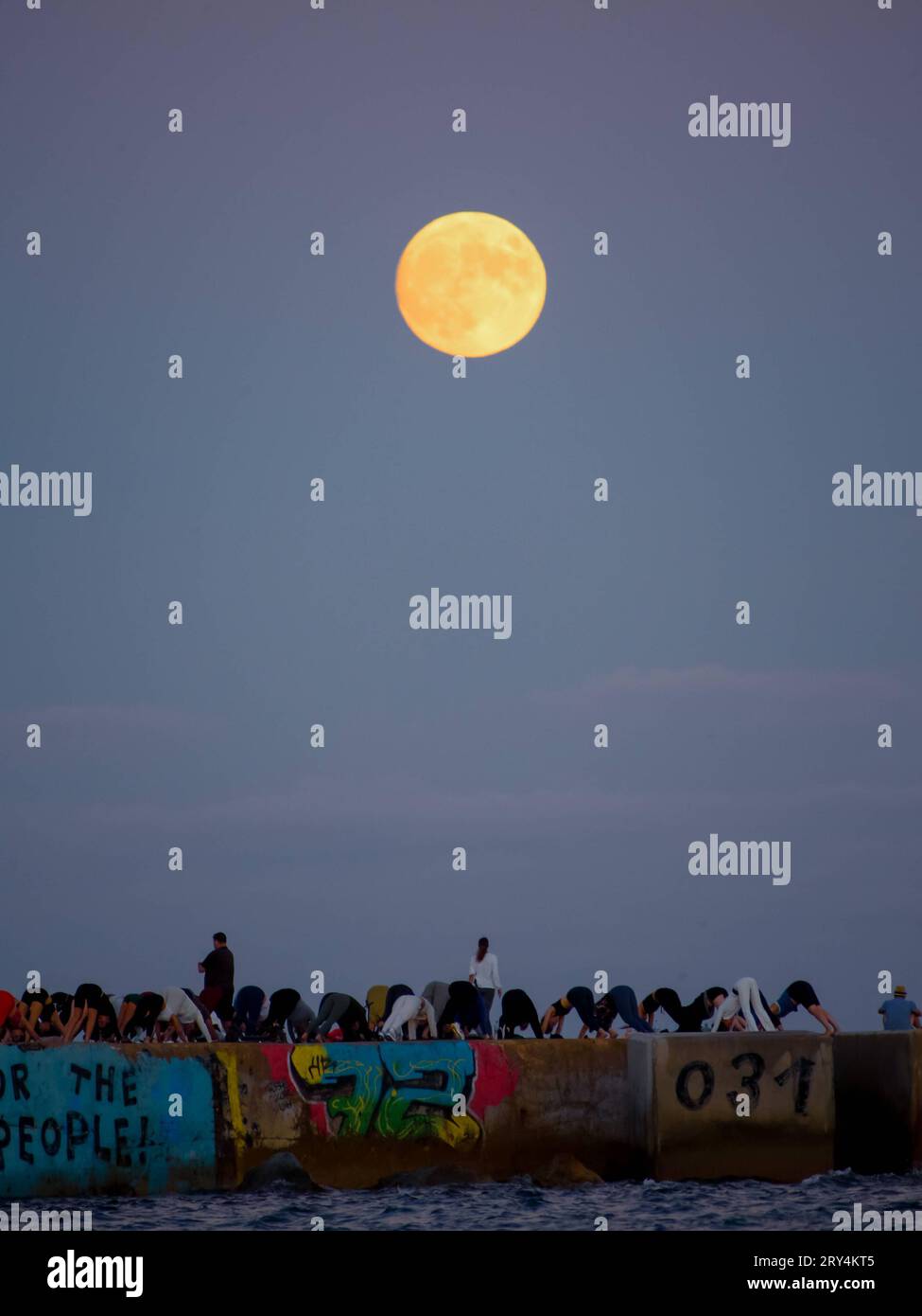 Barcellona/Spagna la luna piena appare sopra la città di Barcellona, Spagna, il 28 settembre 2023. Oggi, la fase lunare è piena di 99,33% di illuminazione, ed è attualmente di 13,99 giorni il giovedì. The Barcelona Strip Spain Copyright: XAhmedxadnanx image00014.jpeg Credit: Imago/Alamy Live News Foto Stock