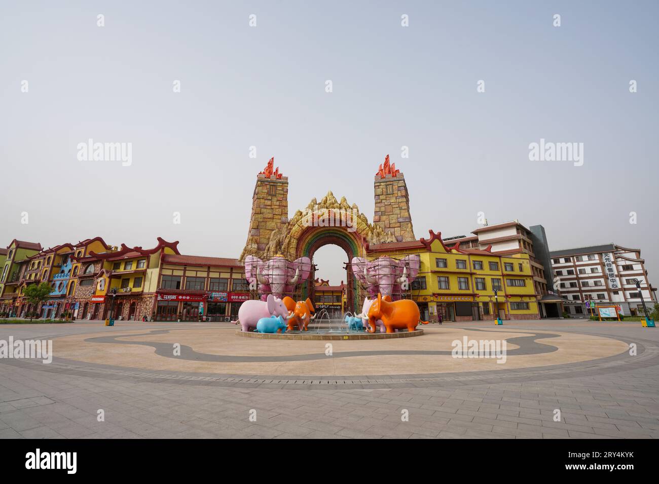 Qian'an City, Cina - 20 maggio 2023: Scultura di elefante all'ingresso di un parco a tema. Foto Stock
