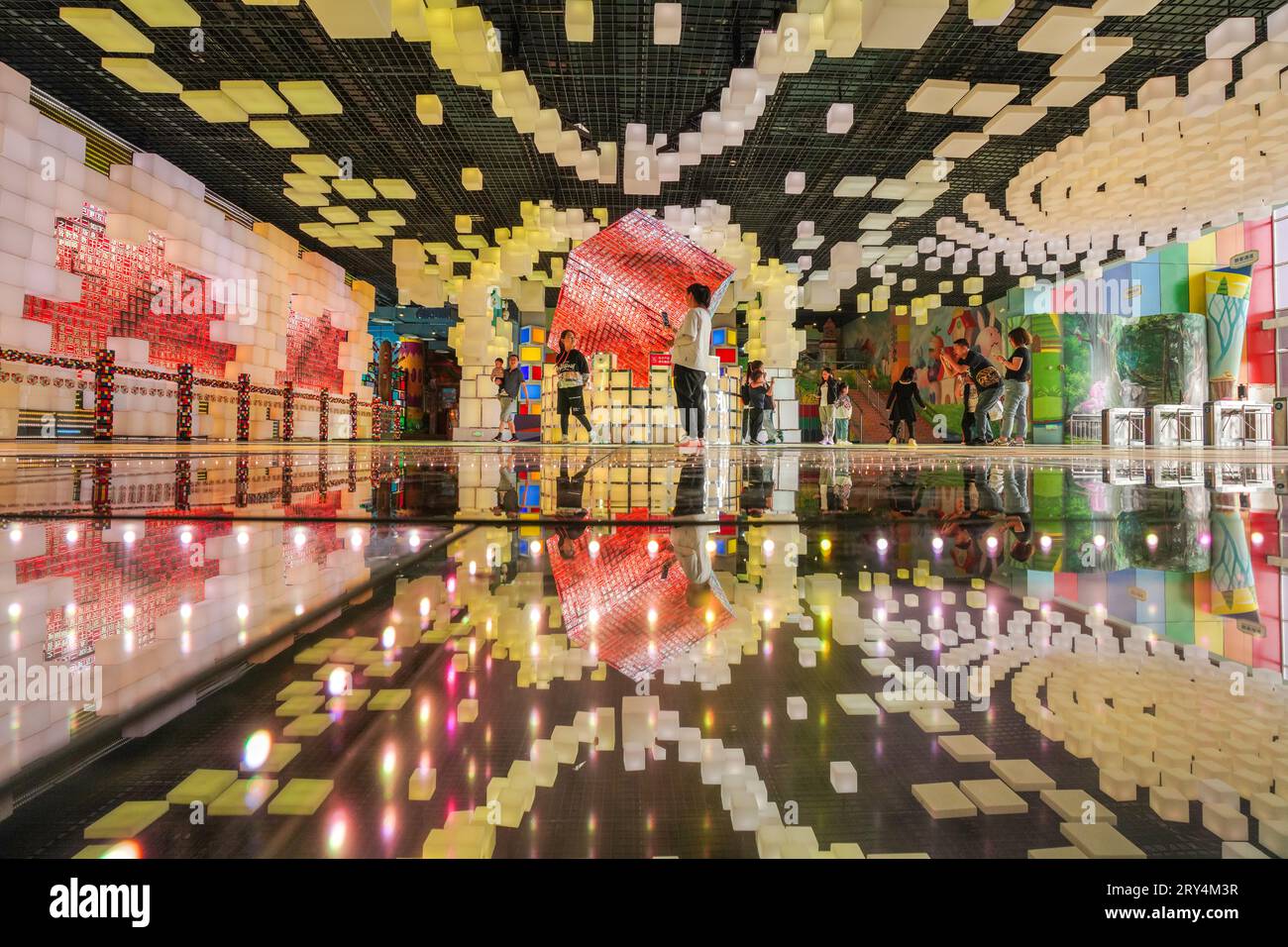 Qian'an City, Cina - 20 maggio 2023: Il paesaggio architettonico in continuo cambiamento del cubo di Rubik nel Tianyuan Valley Park. Foto Stock