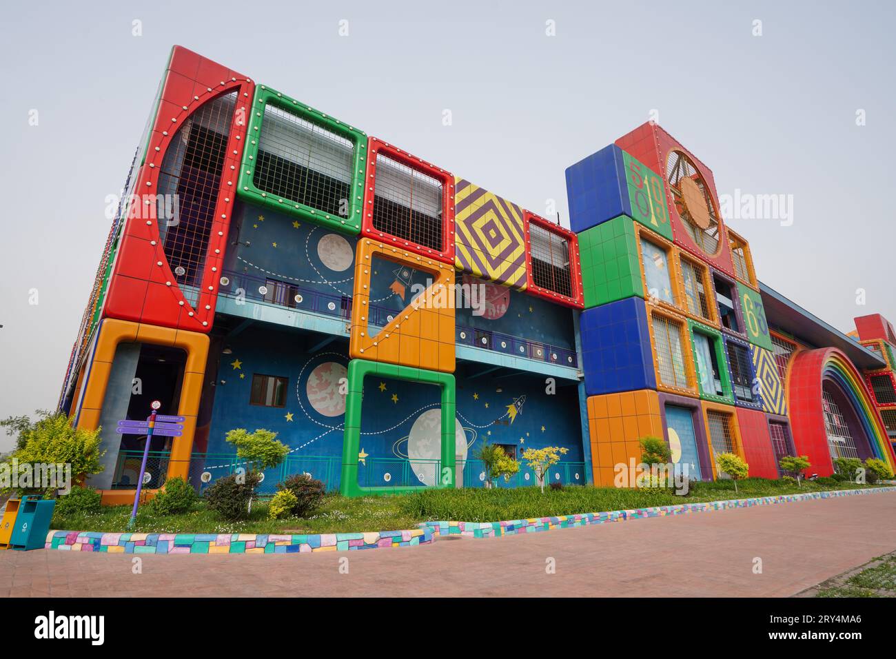 Qian'an City, Cina - 20 maggio 2023: L'esterno dell'edificio Rubik's Cube Play Country si trova nel Tianyuan Valley Park. Foto Stock