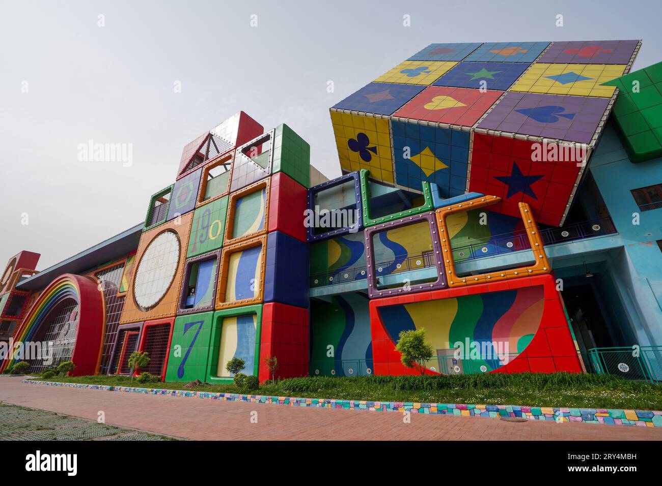 Qian'an City, Cina - 20 maggio 2023: L'esterno dell'edificio Rubik's Cube Play Country si trova nel Tianyuan Valley Park. Foto Stock