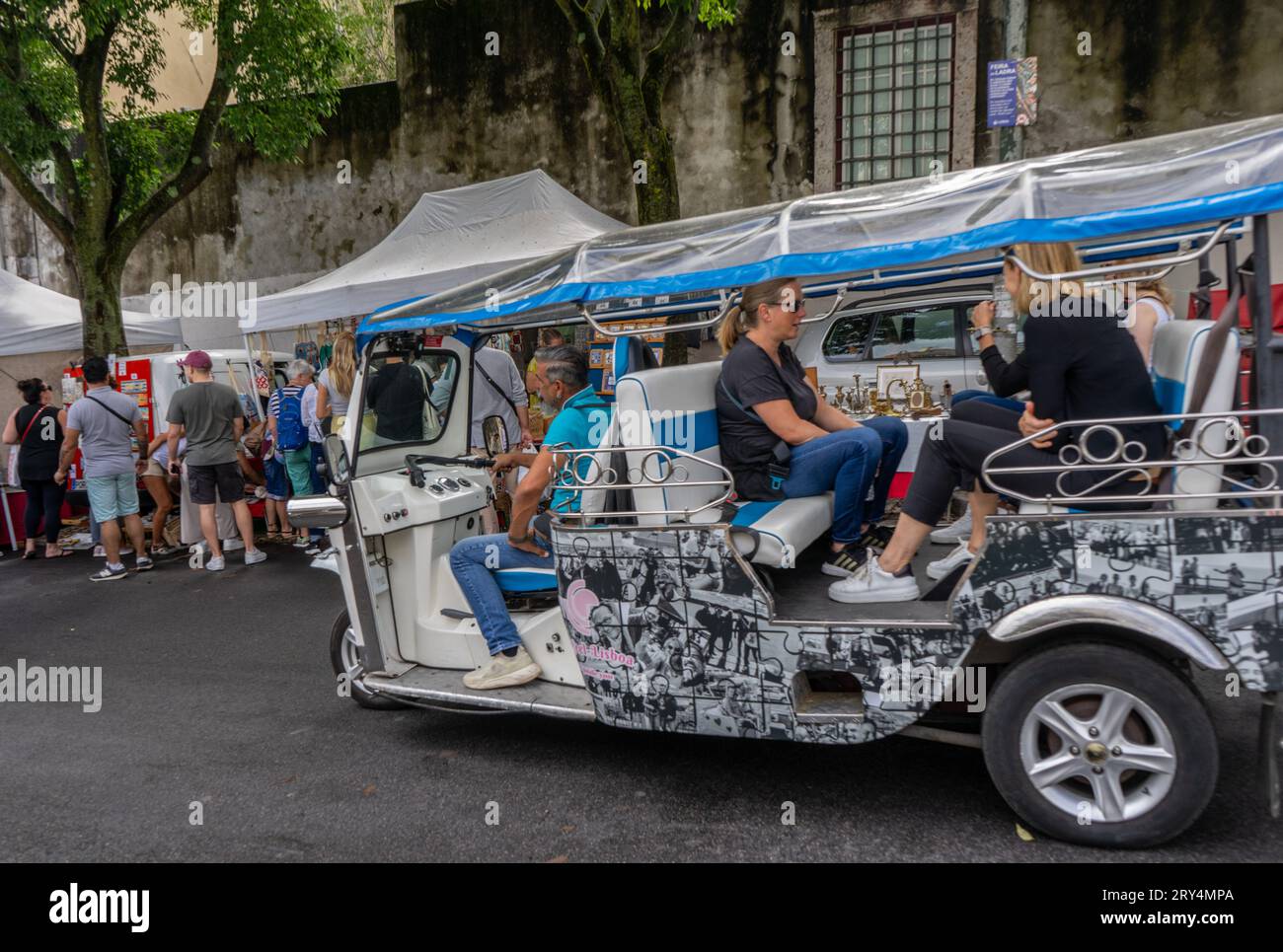 Passeggeri su un buggy elettrico turistico nella città vecchia di Lisbona, Portogallo Foto Stock