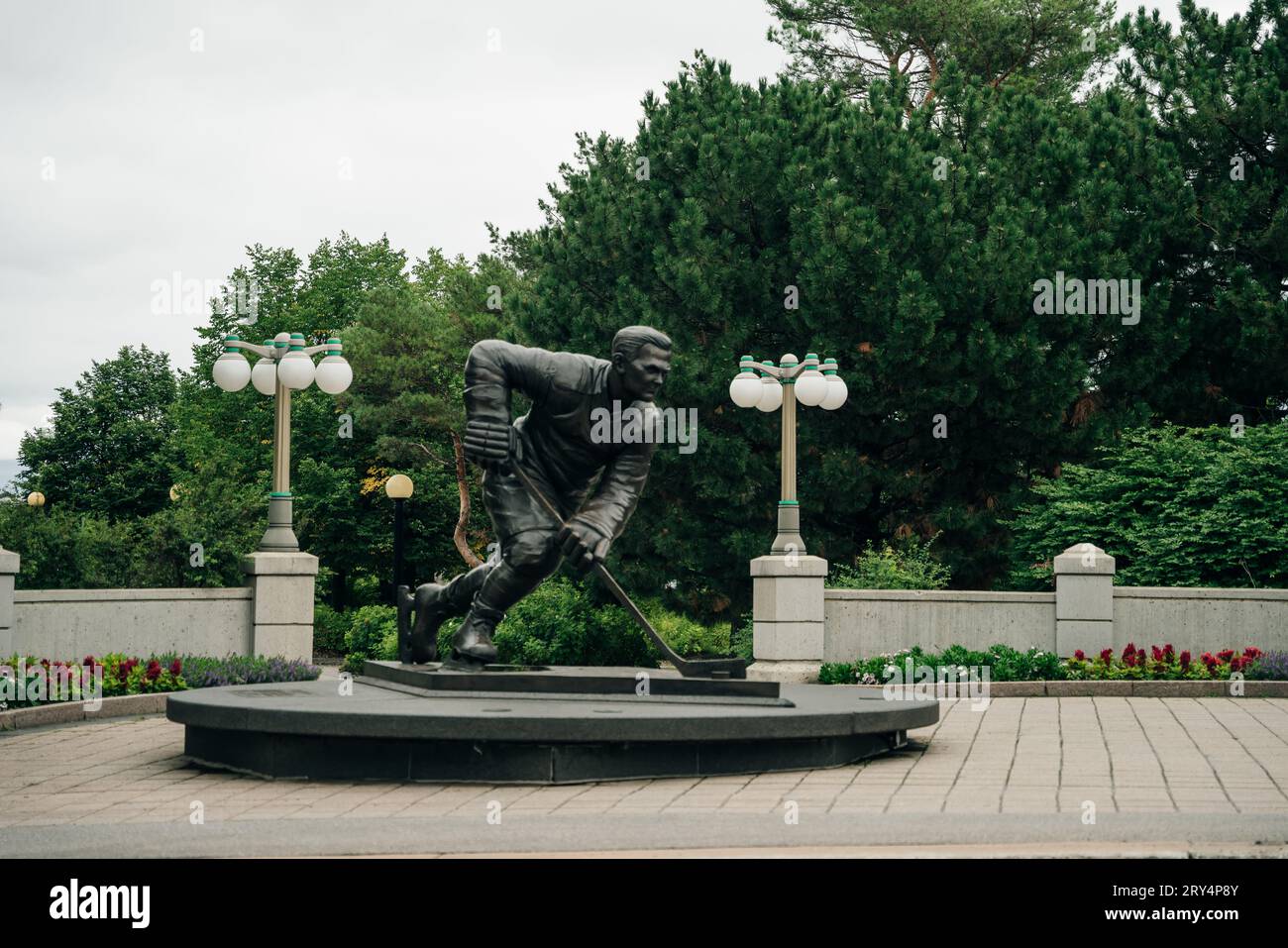 Ottawa, Ontario, Canada, agosto 2023 enorme statua di Maurice Richard, leggenda pionieristica dell'hockey della NHL Foto Stock