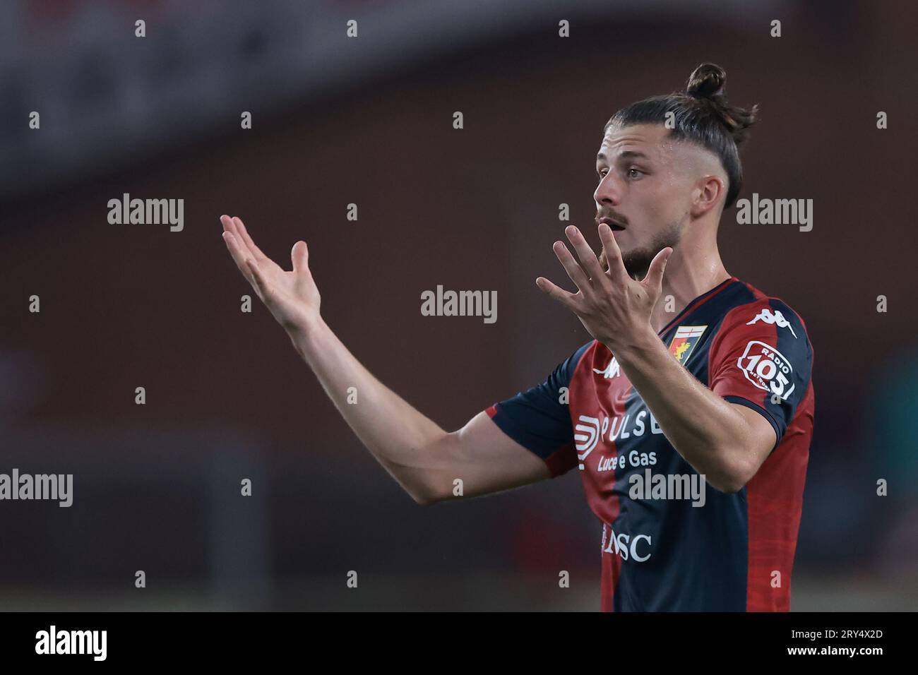 Genova, Italia. 28 settembre 2023. Radu Dragusin del Genoa CFC reagisce durante la partita di serie A A Luigi Ferraris, Genova. Il credito fotografico dovrebbe leggere: Jonathan Moscrop/Sportimage Credit: Sportimage Ltd/Alamy Live News Foto Stock