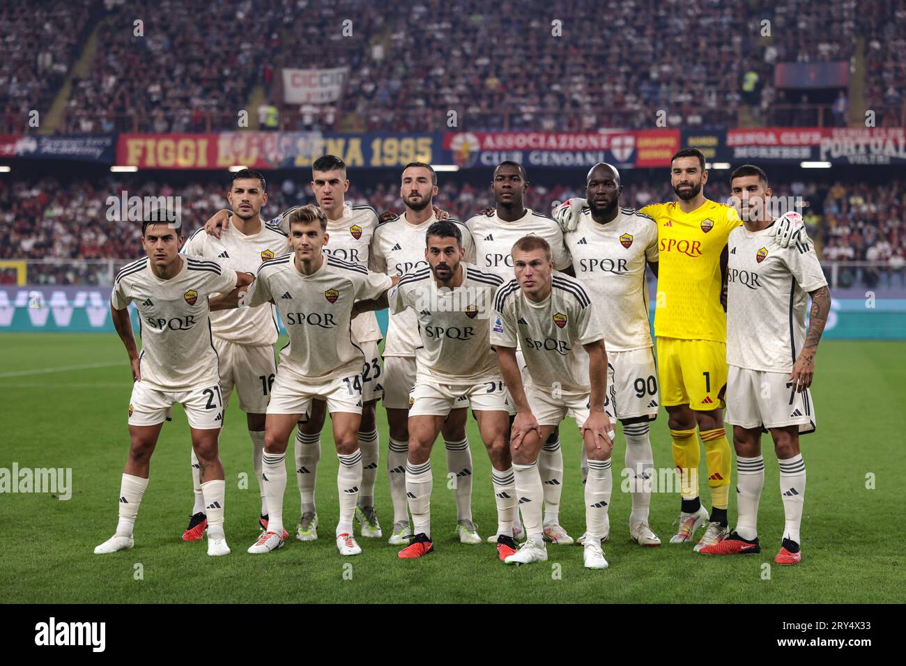 Genova, Italia. 28 settembre 2023. La AS Roma che inizia undici schieramenti per una foto di squadra prima del calcio d'inizio, seconda fila ( da L a R ); Leandro Paredes, Gianluca Mancini, Bryan Cristante, Evan N'Dicka, Romelu Lukaku, Rui Patricio e Lorenzo Pellegrini, prima fila (da L a R); Paulo Dybala, Diego Llorente, Leonardo Spinazzola e Rasmus Kristensen, nella partita di serie A A Luigi Ferraris, Genova. Il credito fotografico dovrebbe leggere: Jonathan Moscrop/Sportimage Credit: Sportimage Ltd/Alamy Live News Foto Stock