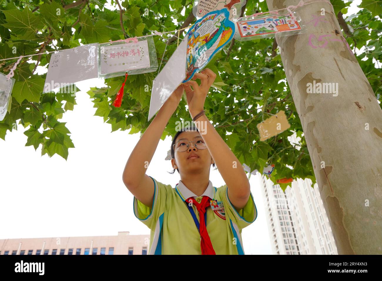 Contea di Luannan, Cina - 30 maggio 2023: Una ragazza sta impiccando una buona scheda di raccomandazione per un libro nel campus. Foto Stock