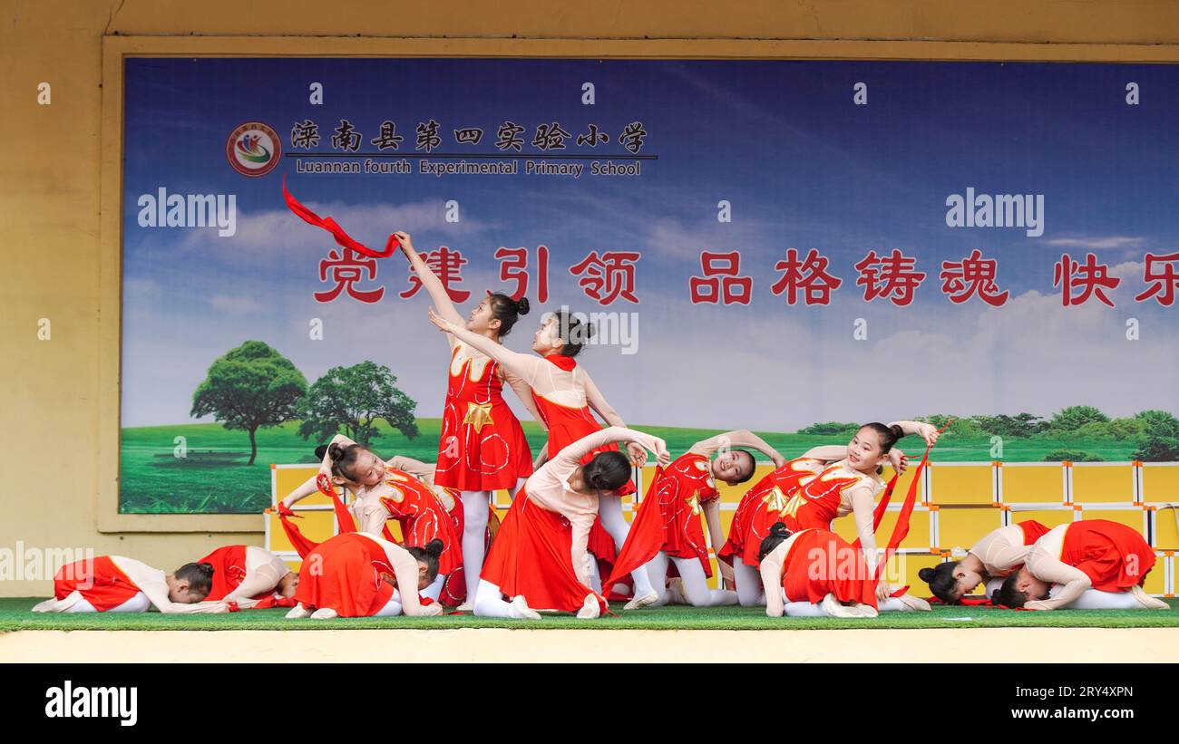 Luannan County, Cina - 30 maggio 2023: Spettacolo di danza al festival artistico del campus. Foto Stock