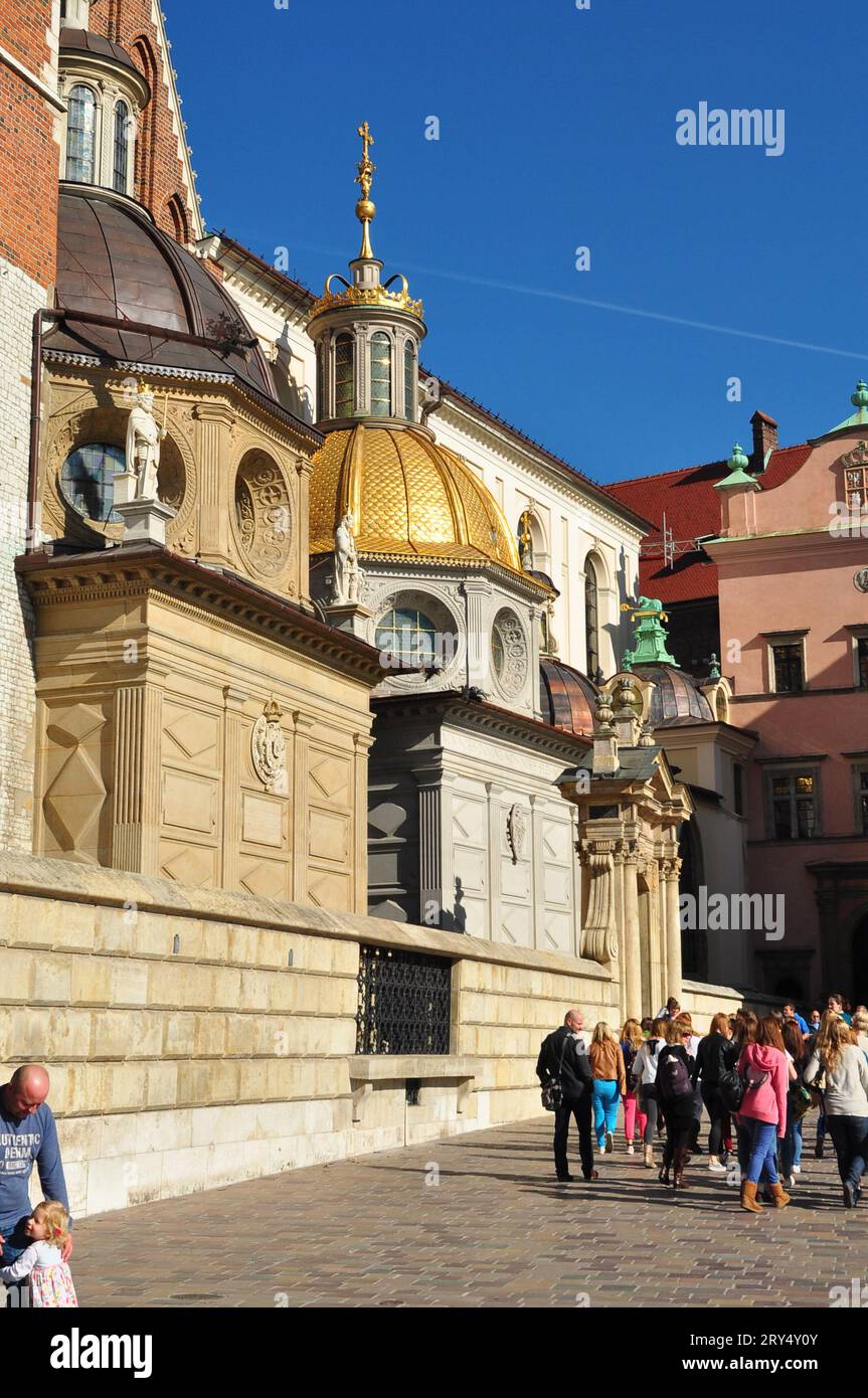 C.XVI Cappella di Sigismondo (Vasa alla sua sinistra) nel complesso della Cattedrale di Wawel sulla collina di Wawel a Crakow, in Polonia, sulla frontiera orientale del cattolicesimo. Foto Stock