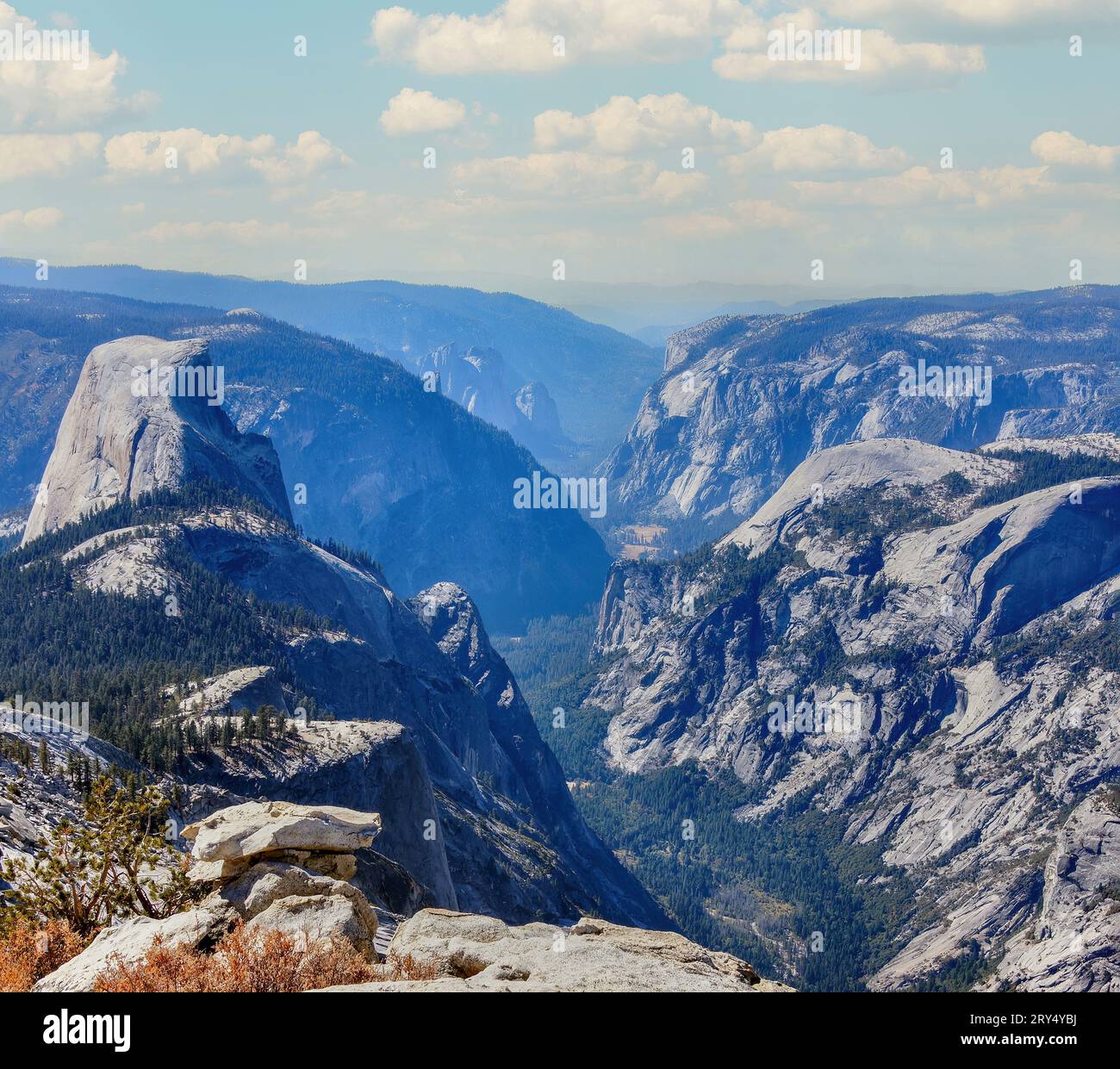Le viste da sud di Clouds riposano, tra cui: Half Dome, Glacier Point, Yosemite Valley e Tenaya Canyon. Yosemite National Park, California, USA. Foto Stock