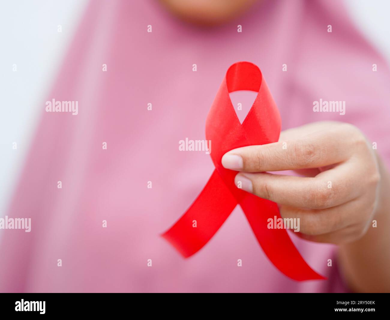 nastro teal awareness tenuto da una donna che indossa le mani dell'hijab per sostenere la sopravvissuta al cancro. Mese del cancro ovarico, giorno del cancro cervicale. Foto Stock