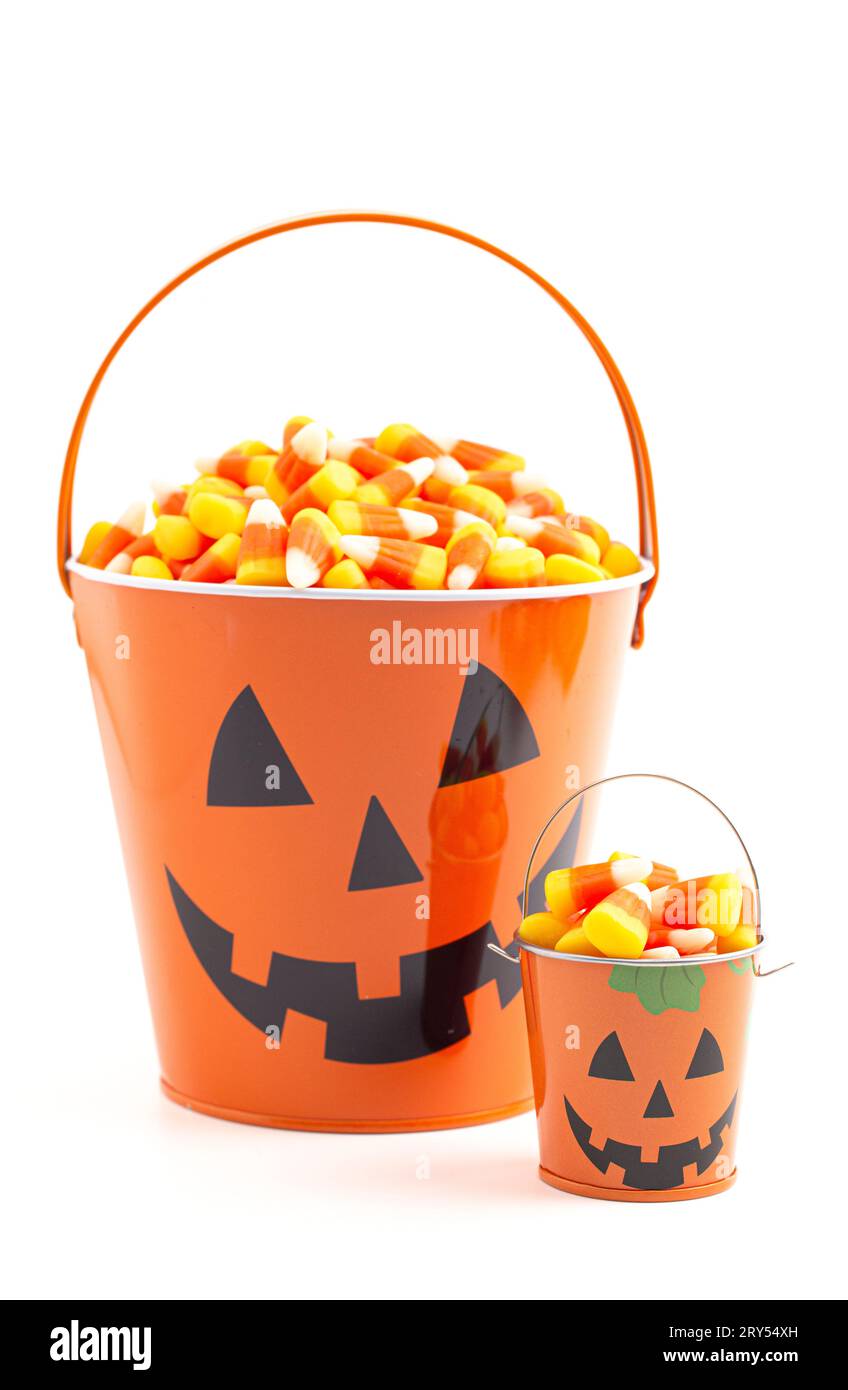 Secchiello per Lanterna Jack o TiN Pumpkin pieno di Candy Corn isolato su uno sfondo bianco Foto Stock