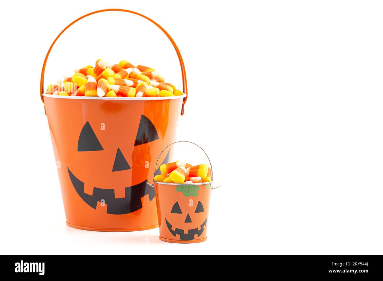 Secchiello per Lanterna Jack o TiN Pumpkin pieno di Candy Corn isolato su uno sfondo bianco Foto Stock