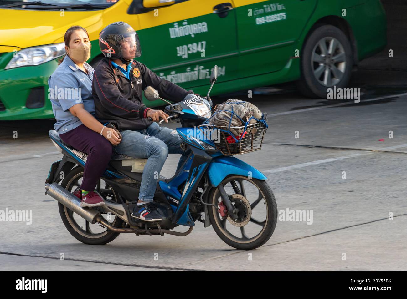 SAMUT PRAKAN, THAILANDIA, 25 2023 settembre, la coppia corre in moto per strada. Foto Stock