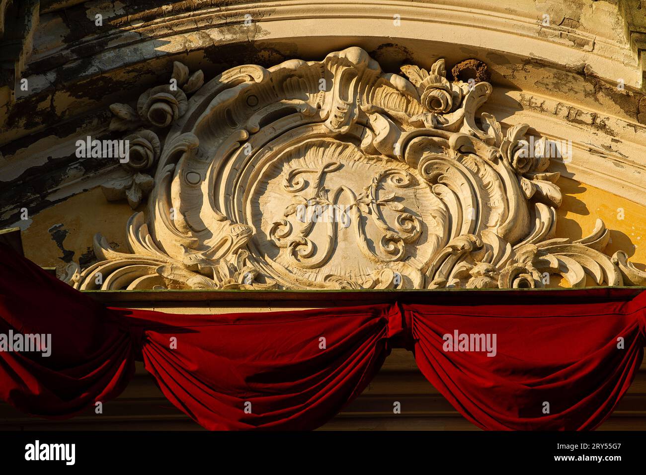 Dettagli della facciata del Palazzo Znamensky. Znamensky Palace è un palazzo e complesso di parchi creati dagli architetti Bosse, Stackenschneider, Erler. Il Palazzo del Granduca Nikolai Nikolaevich, situato ad est di Peterhof. Il palazzo, realizzato in stile neo-barocco, la chiesa di Pietro e Paolo, lo stalla Yard, l'edificio della cucina e le serre sono sopravvissuti fino ad oggi. Il palazzo ha lo status di sito patrimonio dell'umanità dell'UNESCO. Dopo la rivoluzione, le istituzioni sovietiche si trovavano nella tenuta. Nel 2010, il territorio della proprietà fu trasferito all'amministratore presidenziale e al bo Foto Stock