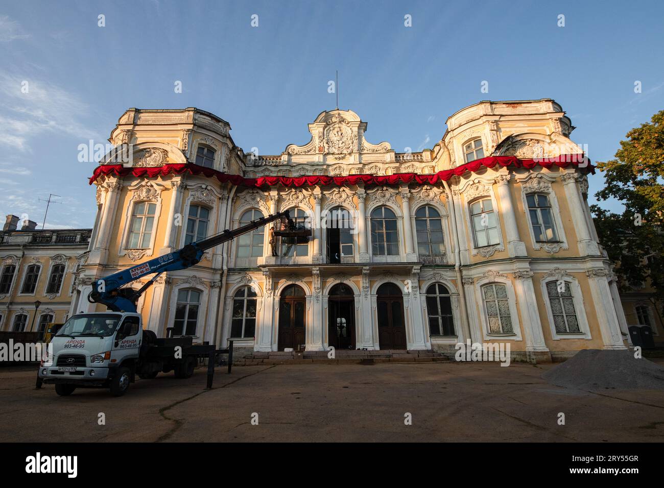 La facciata principale del Palazzo Znamensky vista durante il restauro. Znamensky Palace è un palazzo e complesso di parchi creati dagli architetti Bosse, Stackenschneider, Erler. Il Palazzo del Granduca Nikolai Nikolaevich, situato ad est di Peterhof. Il palazzo, realizzato in stile neo-barocco, la chiesa di Pietro e Paolo, lo stalla Yard, l'edificio della cucina e le serre sono sopravvissuti fino ad oggi. Il palazzo ha lo status di sito patrimonio dell'umanità dell'UNESCO. Dopo la rivoluzione, le istituzioni sovietiche si trovavano nella tenuta. Nel 2010, il territorio della tenuta fu trasferito al presidente Foto Stock