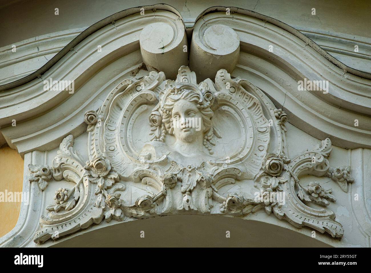 Mascaron è un dettaglio scultoreo a forma di volto sulla facciata principale del Palazzo Znamensky. Znamensky Palace è un palazzo e complesso di parchi creati dagli architetti Bosse, Stackenschneider, Erler. Il Palazzo del Granduca Nikolai Nikolaevich, situato ad est di Peterhof. Il palazzo, realizzato in stile neo-barocco, la chiesa di Pietro e Paolo, lo stalla Yard, l'edificio della cucina e le serre sono sopravvissuti fino ad oggi. Il palazzo ha lo status di sito patrimonio dell'umanità dell'UNESCO. Dopo la rivoluzione, le istituzioni sovietiche si trovavano nella tenuta. Nel 2010, il territorio della tenuta wa Foto Stock