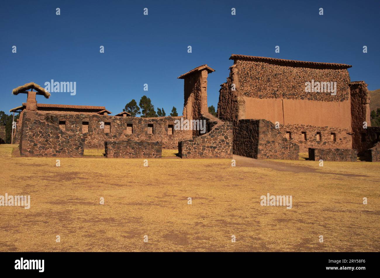 Parco archeologico "Wiracocha" nelle rovine di Raqchi Foto Stock