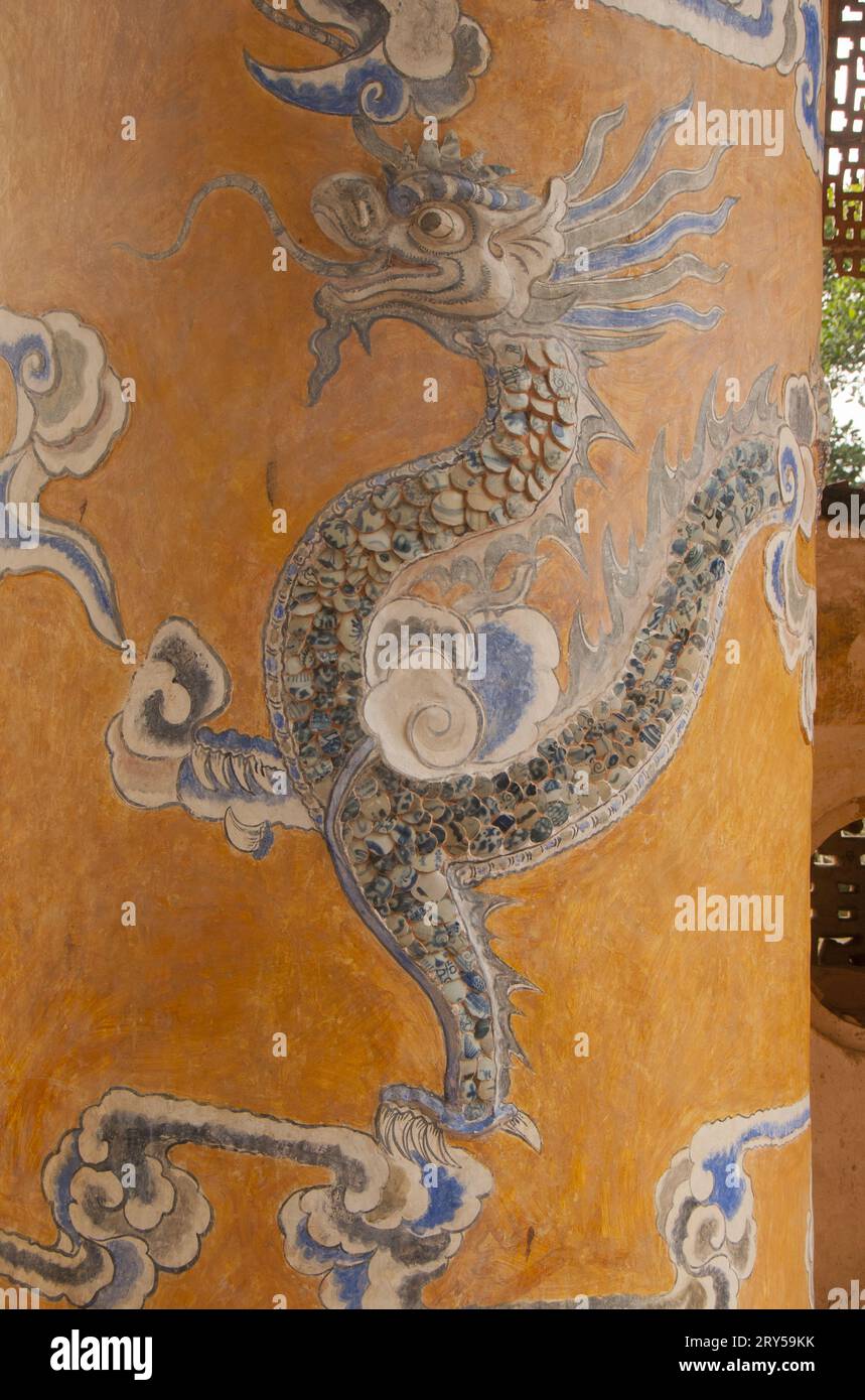 Vietnam: Pilastro del drago nel padiglione delle Stele presso la tomba dell'imperatore tu Duc, Hue. Tự Đức (22 settembre 1829 – 17 luglio 1883) (nome completo: Nguyễn Phúc Hồng Nhậm, anche Nguyen Phuc Thi) è stato il quarto imperatore della dinastia Nguyễn del Vietnam e regnò dal 1847 al 1883. Figlio dell'imperatore Thiệu Trị, il principe Nguyễn Phúc Hồng Nhậm succedette al padre sul trono, con il titolo regnante di Tự Đức, ma i problemi familiari causarono un inizio violento della sua epoca. Thiệu Trị aveva passato il figlio maggiore più moderato, Hồng Bảo, per dare il trono a Tự Đức. Foto Stock