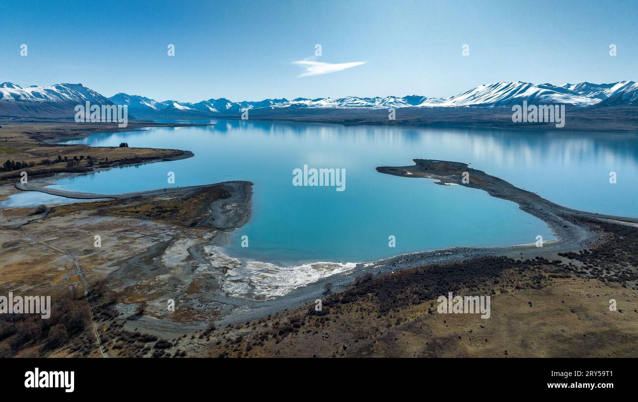 Vista aerea del lago Tekapo dalla cima della strada ghiaiosa di Godleys durante il lungo viaggio verso la stazione di Glenmore Foto Stock