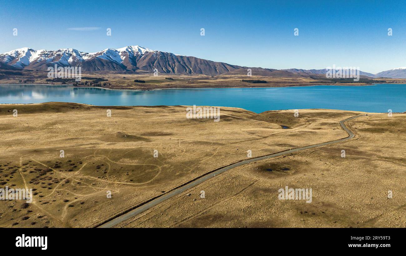Vista aerea del lago Tekapo dalla cima della strada ghiaiosa di Godleys durante il lungo viaggio verso la stazione di Glenmore Foto Stock