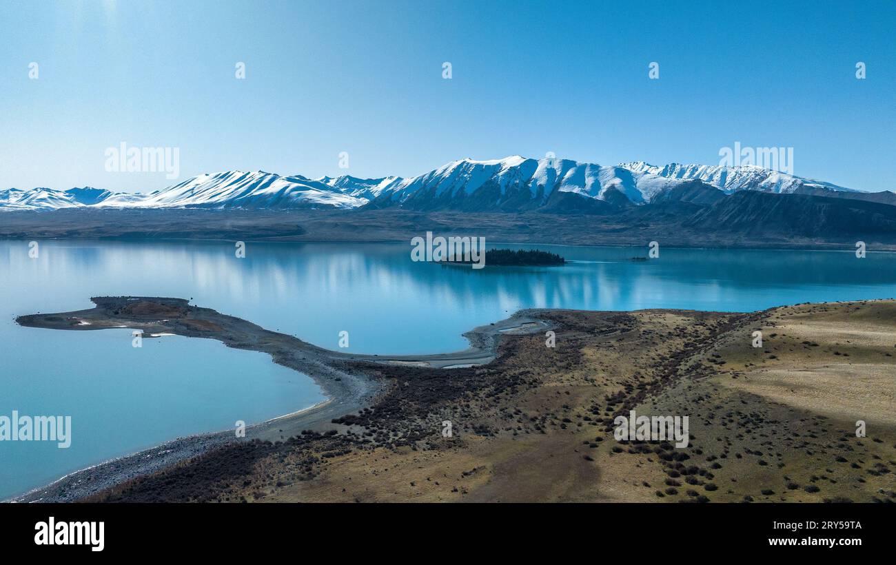 Vista aerea del lago Tekapo dalla cima della strada ghiaiosa di Godleys durante il lungo viaggio verso la stazione di Glenmore Foto Stock