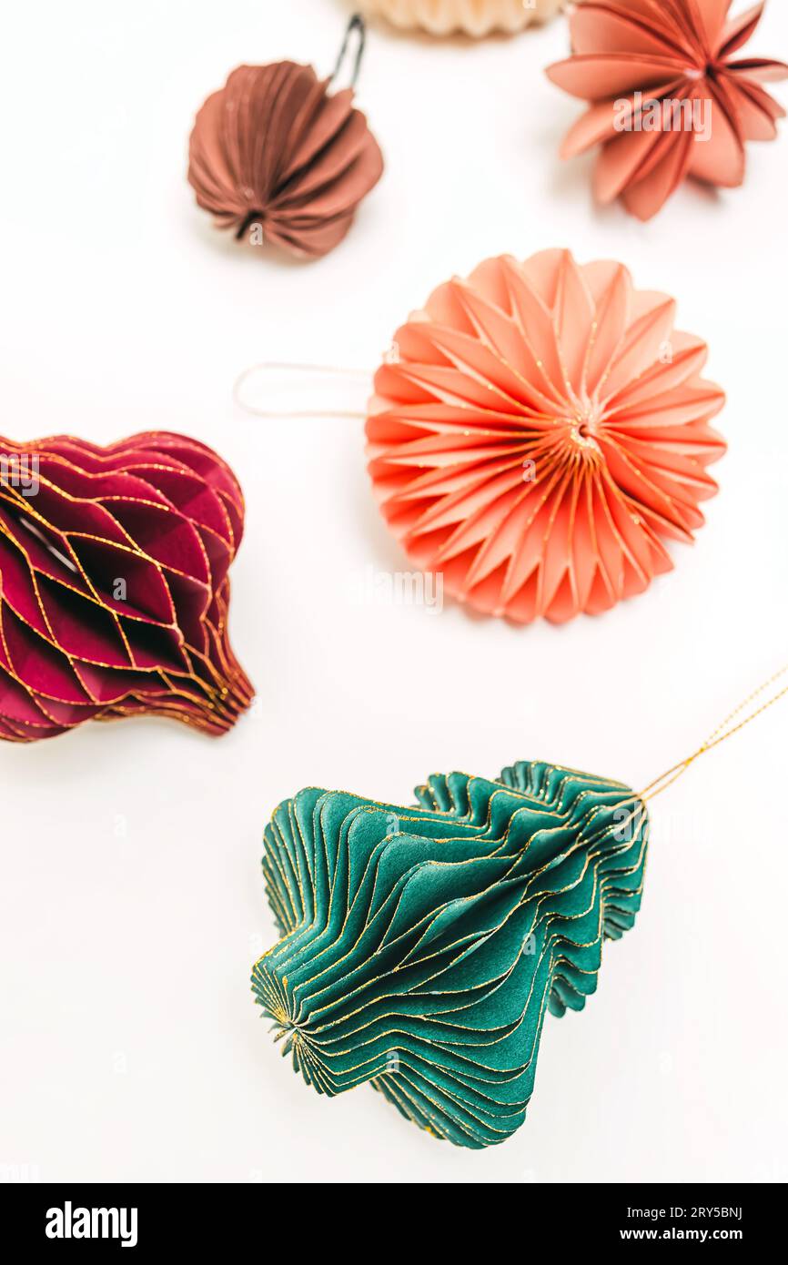 Decorazioni natalizie scandinave, primi piani di ornamenti natalizi in carta a nido d'ape Foto Stock