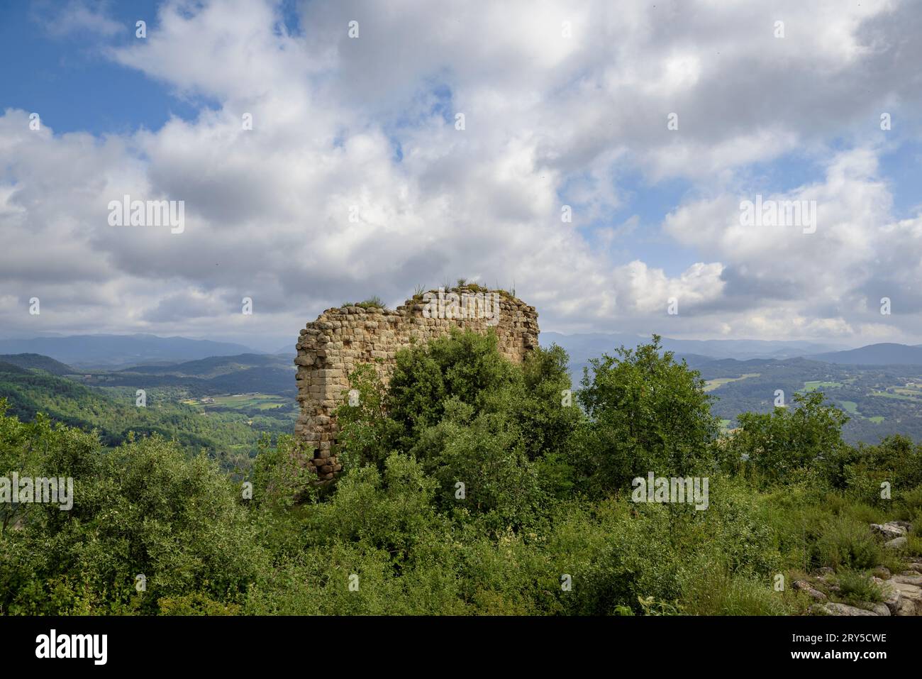 Rovine del castello di Lluçà, sulla sommità dell'omonima collina (Lluccanès, Barcellona, Catalogna, Spagna), es. Ruinas del castillo de Lluçà Foto Stock