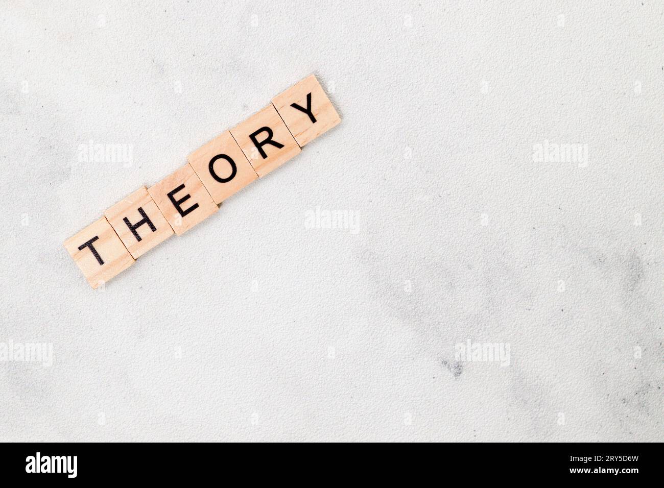 Vista dall'alto della parola teoria su blocco di lettere cubo in legno su sfondo bianco. Concetto aziendale Foto Stock