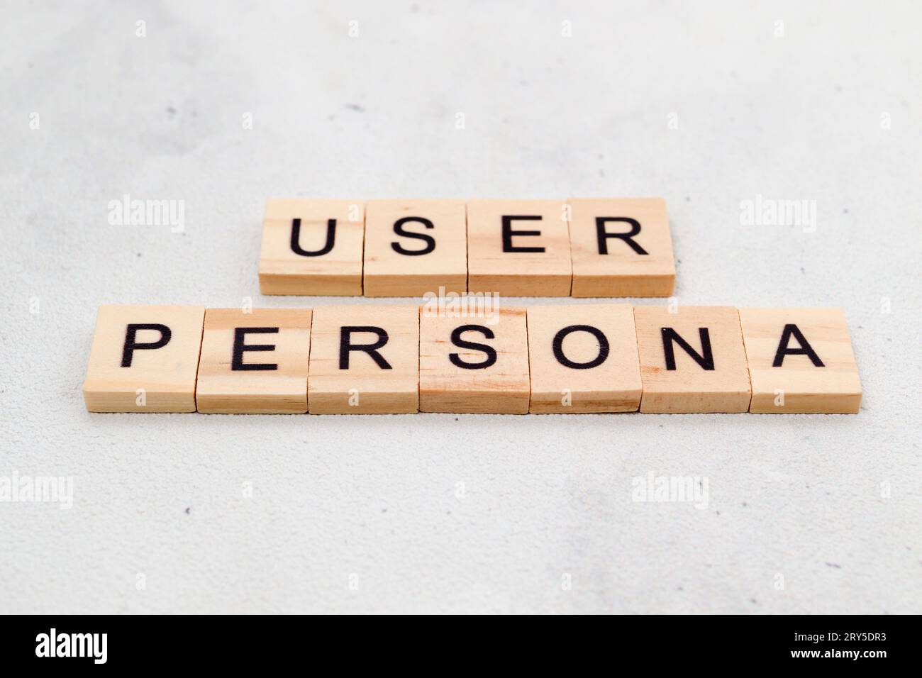 Vista dall'alto della parola User persona su blocco di lettere cubo in legno su sfondo bianco. Concetto di interfaccia utente ed esperienza Foto Stock