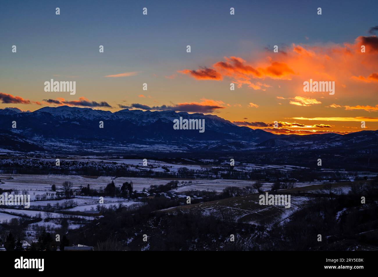 Tramonto sulla catena montuosa di Cadí in inverno, vista da Saillagouse (alta Cerdanya, Pyrénées-Orientales, Occitania, Francia) Foto Stock