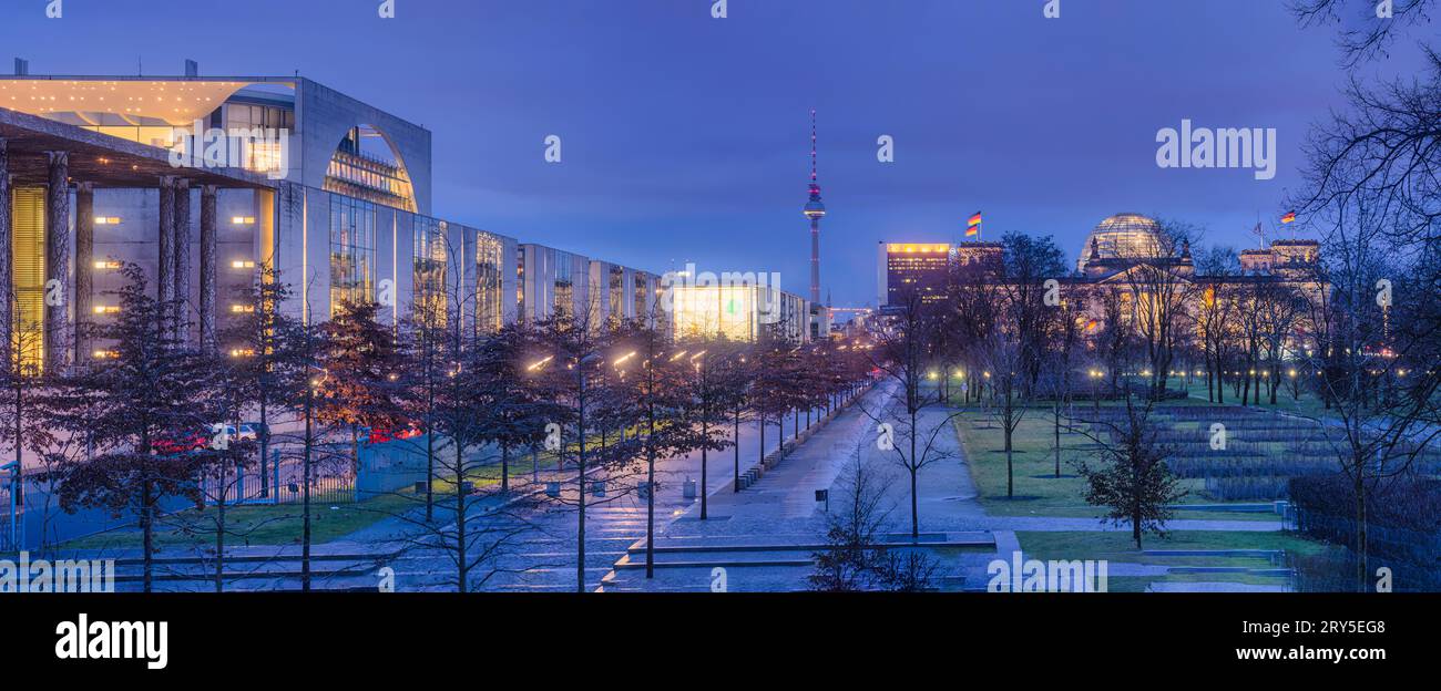 Vista panoramica di Berlino con la Cancelleria Federale tedesca in primo piano, la torre di comunicazione e il Parlamento Federale sullo sfondo Foto Stock