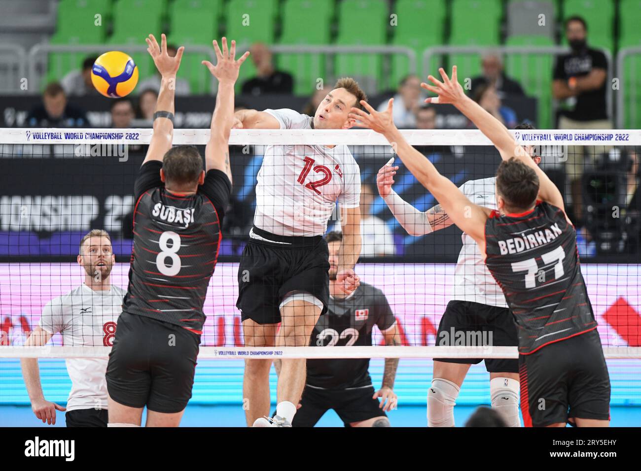 Lucas Van Berkel, (Canada), Burutay Subasi, Bedirhan Bulbul (Turchia). Campionato del mondo di pallavolo 2022. Foto Stock