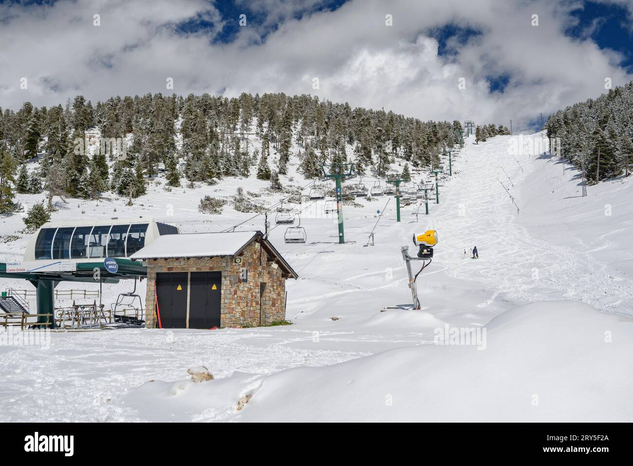 Stazione sciistica di Masella in una nevicata primaverile nel settore coma Oriola (Cerdanya, Girona, Catalogna, Spagna, Pirenei) ESP: Estación de esquí de Masella Foto Stock