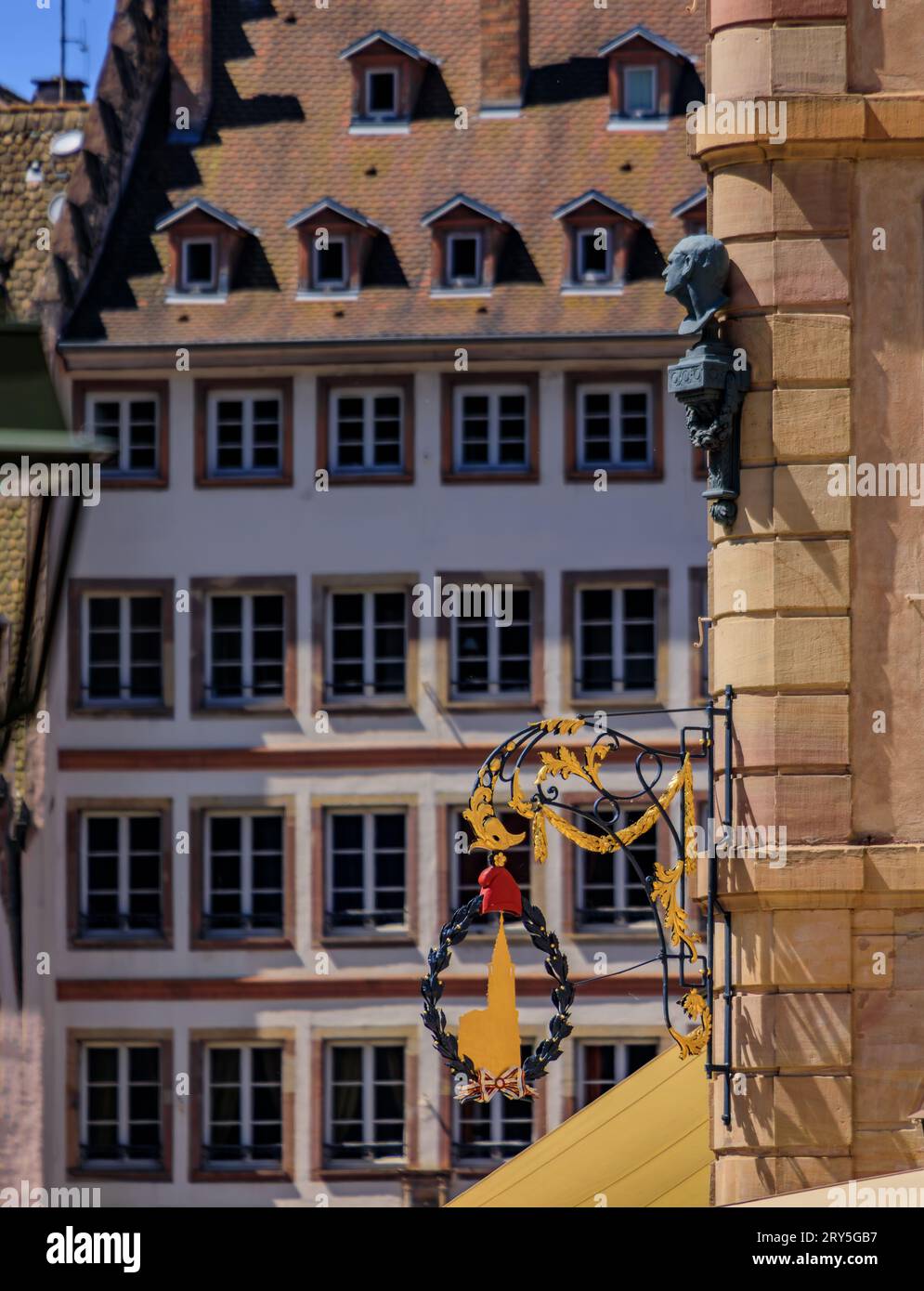 Busto di Sultzer, architetto che ha creato il cofano in metallo rosso della Cattedrale di Notre Dame del XIX secolo e le tradizionali case in legno a Strasburgo, in Francia Foto Stock