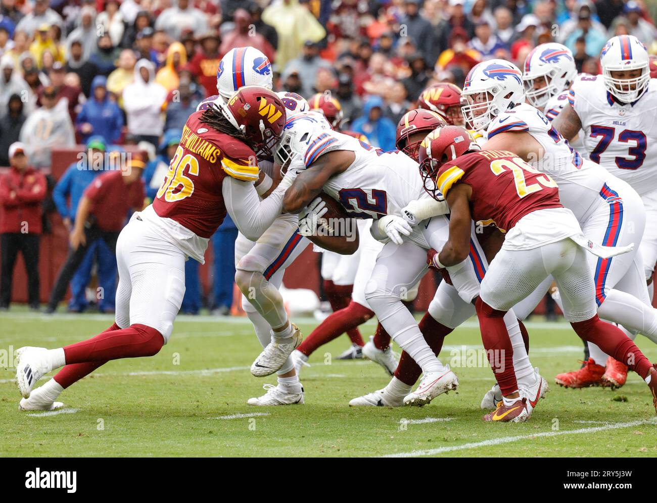 Il running back dei Buffalo Bills Damien Harris (22) con il Carry, essendo fermato il defensive tackle Jonathan Allen (93) e il corner back Kendall Fuller (29) contro i Washington Commanders il 24 settembre 2023 al FedEx Field di Landover MD. I Bills sconfissero i Commanders 37-3. (Alyssa Howell/immagine dello sport) Foto Stock
