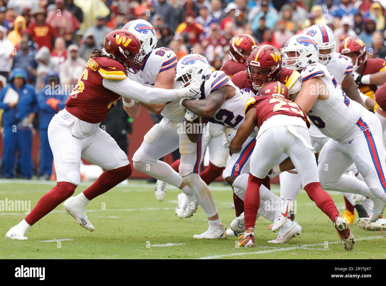 Il running back dei Buffalo Bills Damien Harris (22) con il Carry, essendo fermato il defensive tackle Jonathan Allen (93) e il corner back Kendall Fuller (29) contro i Washington Commanders il 24 settembre 2023 al FedEx Field di Landover MD. I Bills sconfissero i Commanders 37-3. (Alyssa Howell/immagine dello sport) Foto Stock