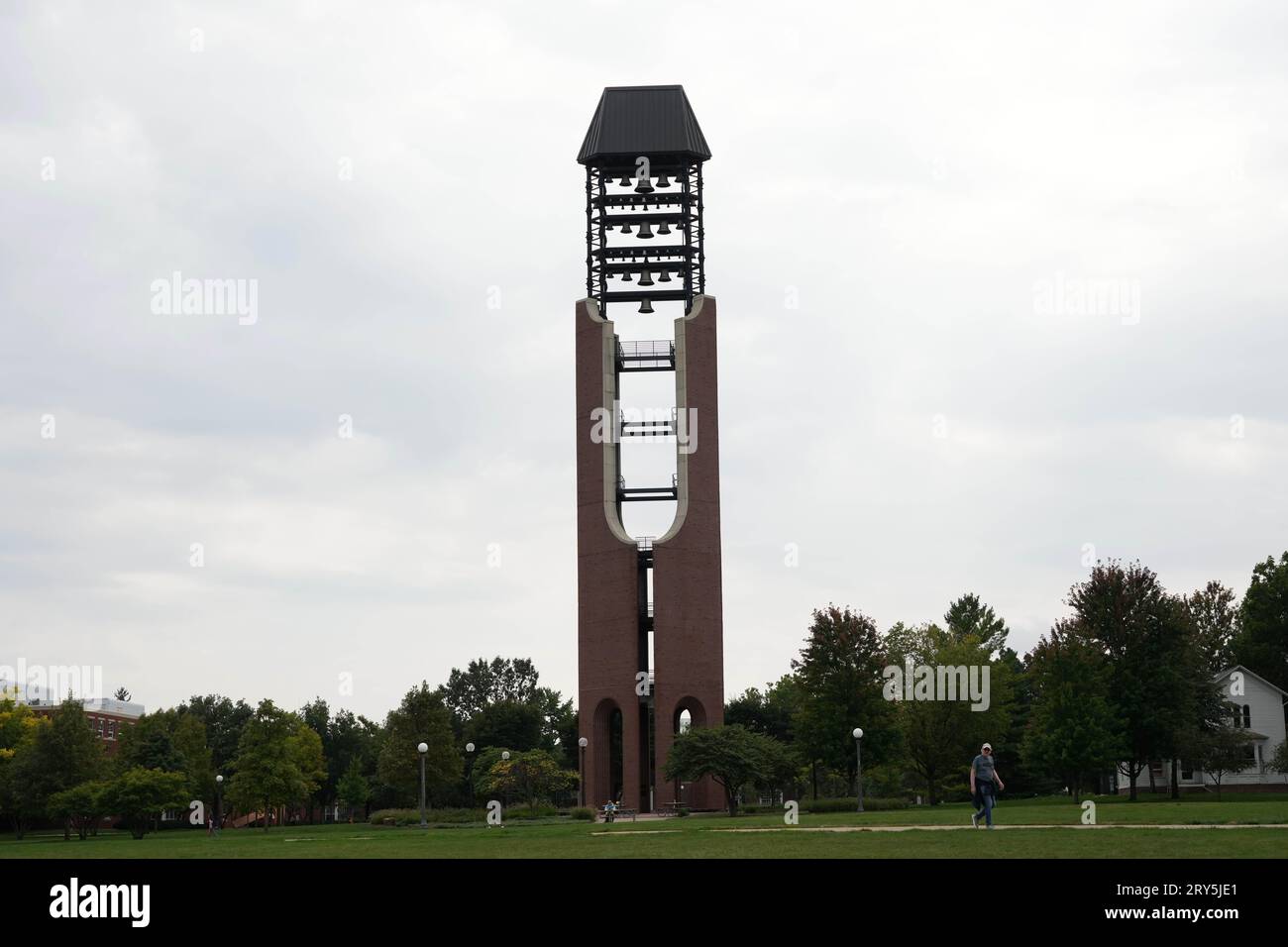 The McFarland Memorial Bell Towe nel campus Urbana-Champaign della University of Illinois, giovedì 21 settembre 2023, a Champaign, Ill. Foto Stock