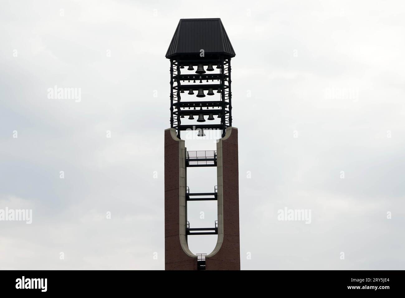 The McFarland Memorial Bell Towe nel campus Urbana-Champaign della University of Illinois, giovedì 21 settembre 2023, a Champaign, Ill. Foto Stock