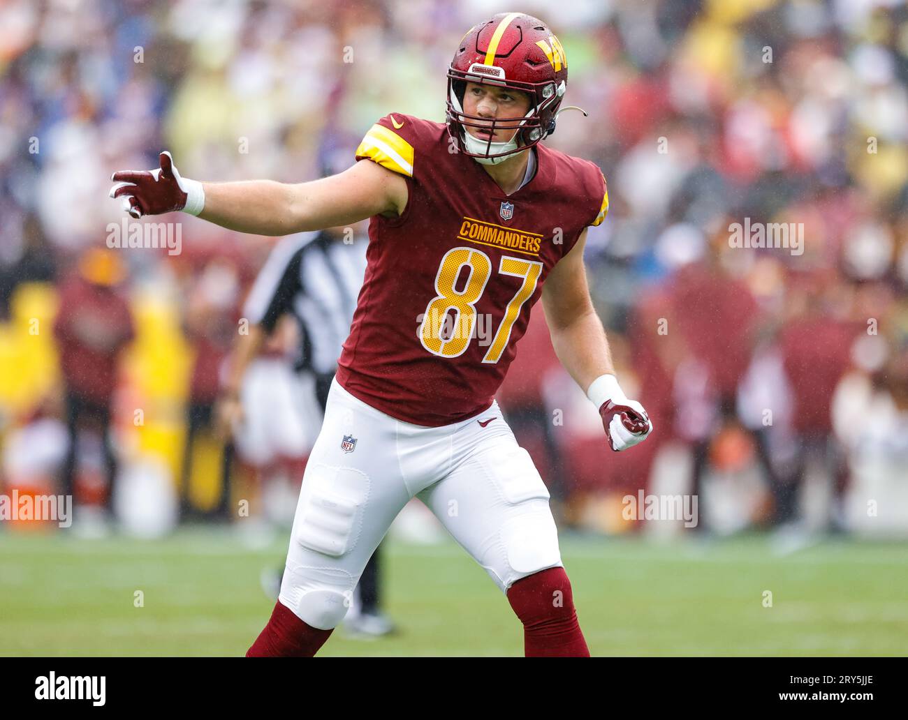 Il tight end dei Washington Commanders John Bates (87) si trovava in posizione prima dello snap contro i Buffalo Bills il 24 settembre 2023 al FedEx Field di Landover MD. I Bills sconfissero i Commanders 37-3. (Alyssa Howell/immagine dello sport) Foto Stock