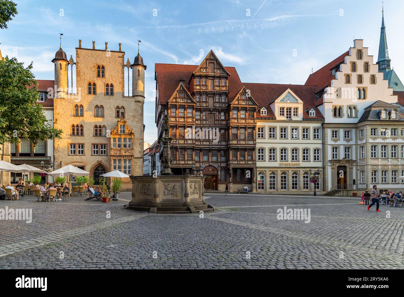 Edifici storici sulla piazza del mercato di Hildesheim Foto Stock