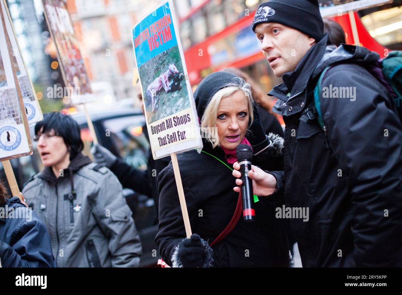 Protesta anti-pelliccia per i diritti degli animali fuori Harvey Nichols Londra 2013 - attivista per la difesa dei delfini Taji Foto Stock