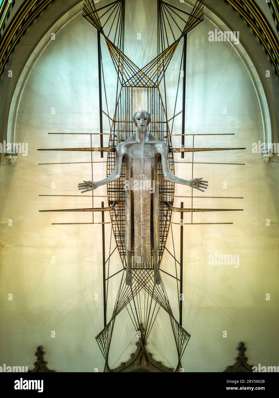 Drammatica scultura di "Cristo il lavoratore" di John Hayward nella Cattedrale di Blackburn, Blackburn, Lancashire, Regno Unito Foto Stock