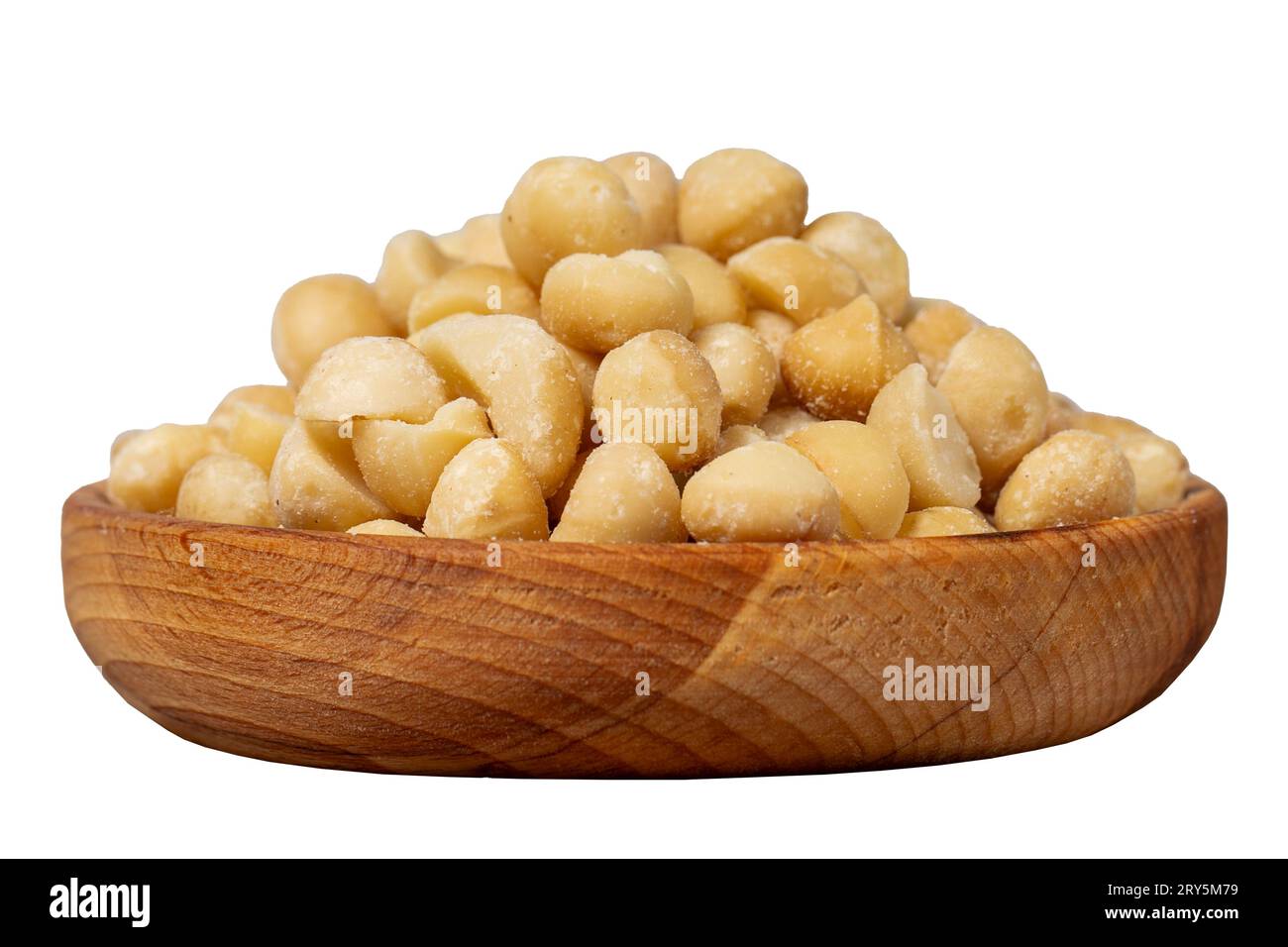 Noce di macadamia in un recipiente di legno. Noci di macadamia sbucciate isolate su sfondo bianco Foto Stock