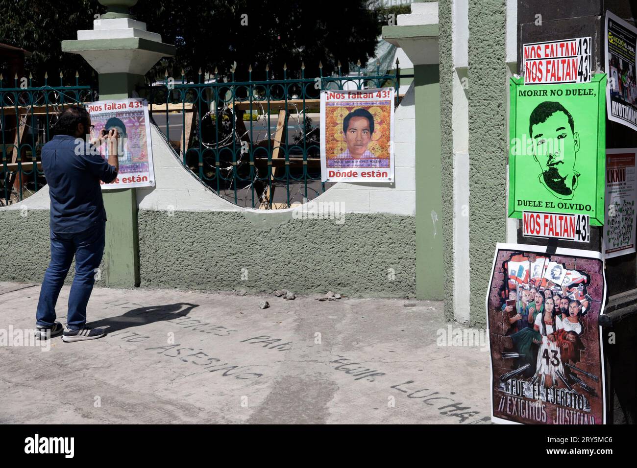 Naucalpan, Messico. 28 settembre 2023. 28 settembre 2023, Naucalpan, Stato del Messico, Messico: La porta 1 del campo militare 1 è intonacata con propaganda che chiede giustizia per gli studenti scomparsi di Ayotzinapa alla conferenza stampa fuori dal campo militare 1 nel comune di Naucalpan, Stato del Messico. Il 28 settembre 2023 a Naucalpan, Stato del Messico, Messico (foto di Luis Barron/Eyepix Group). Crediti: Eyepix Group/Alamy Live News Foto Stock