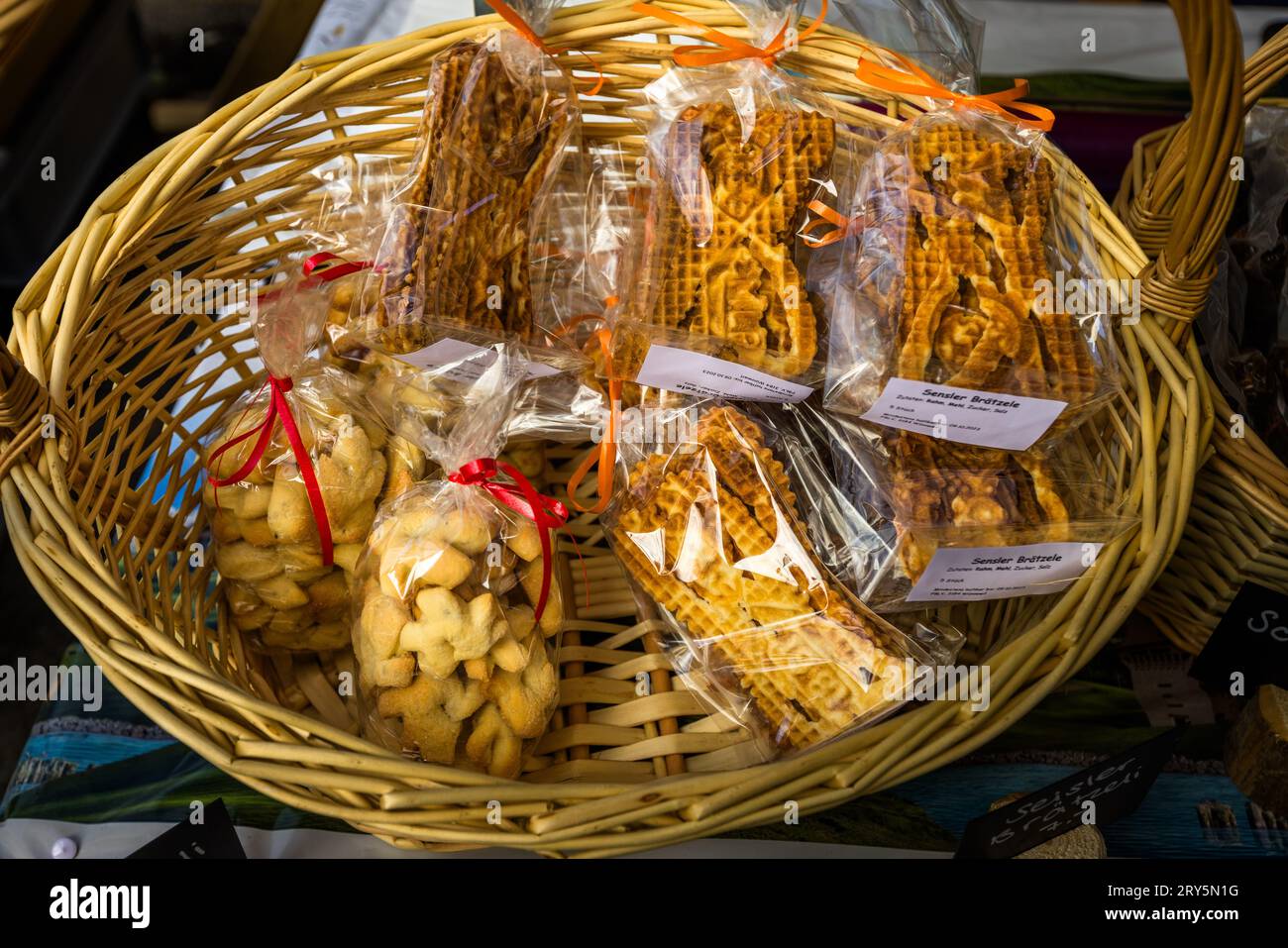 Il Bricelets e il pane all'anice fanno parte dell'ultima portata del menu Kilib nel cantone di Friburgo. Il bestiame cerimoniale autunnale si sposta dai pascoli di montagna alla valle di Plaffeien, in Svizzera. Processione alpina a Oberschrot. Ogni anno, in autunno, il bestiame viene portato dall'estate sull'alpe al villaggio in processione. Foto Stock