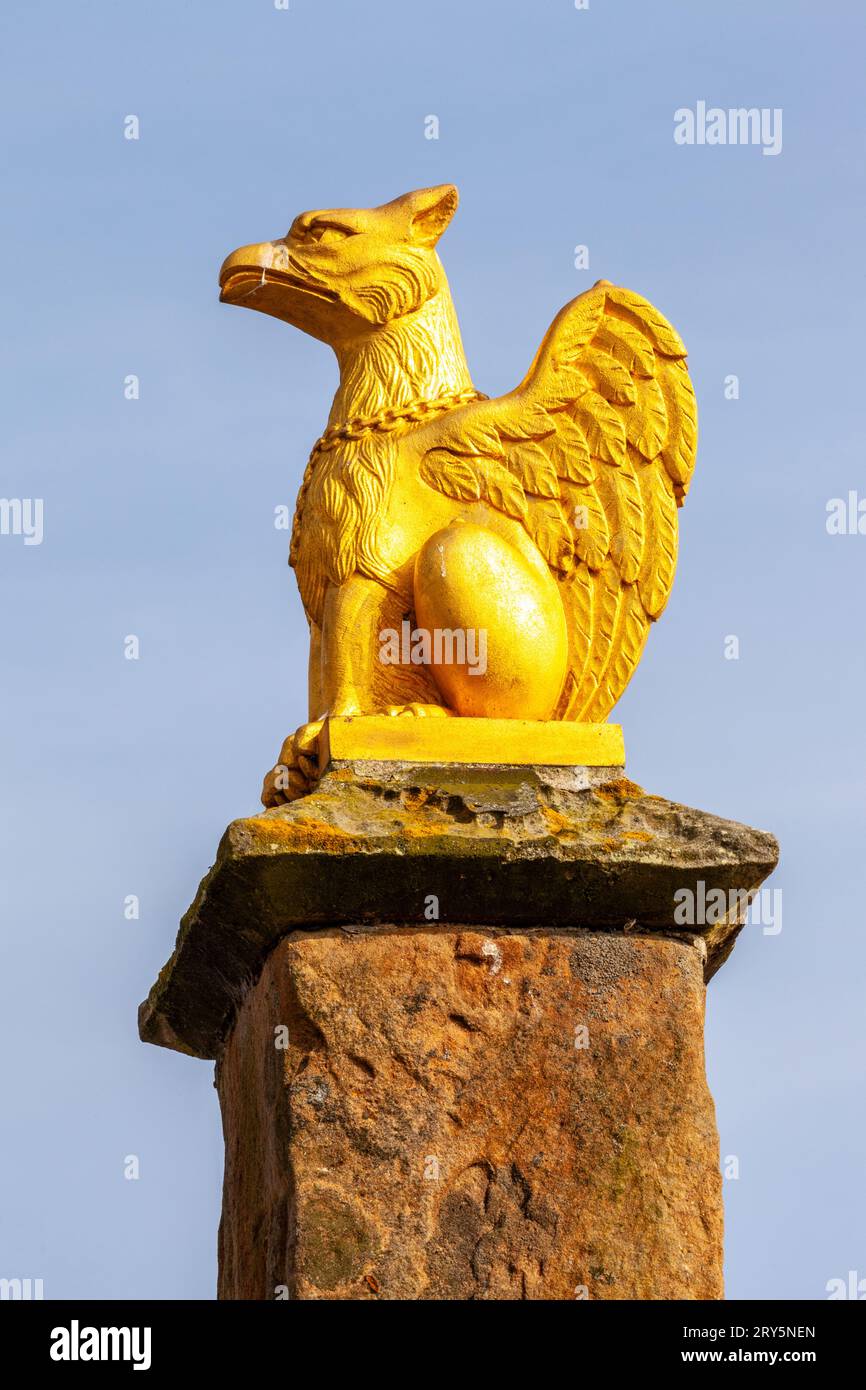 Un Grifone d'Oro in cima alla croce di Anstruther mercat, Shore Street, Anstruther, Fife Foto Stock