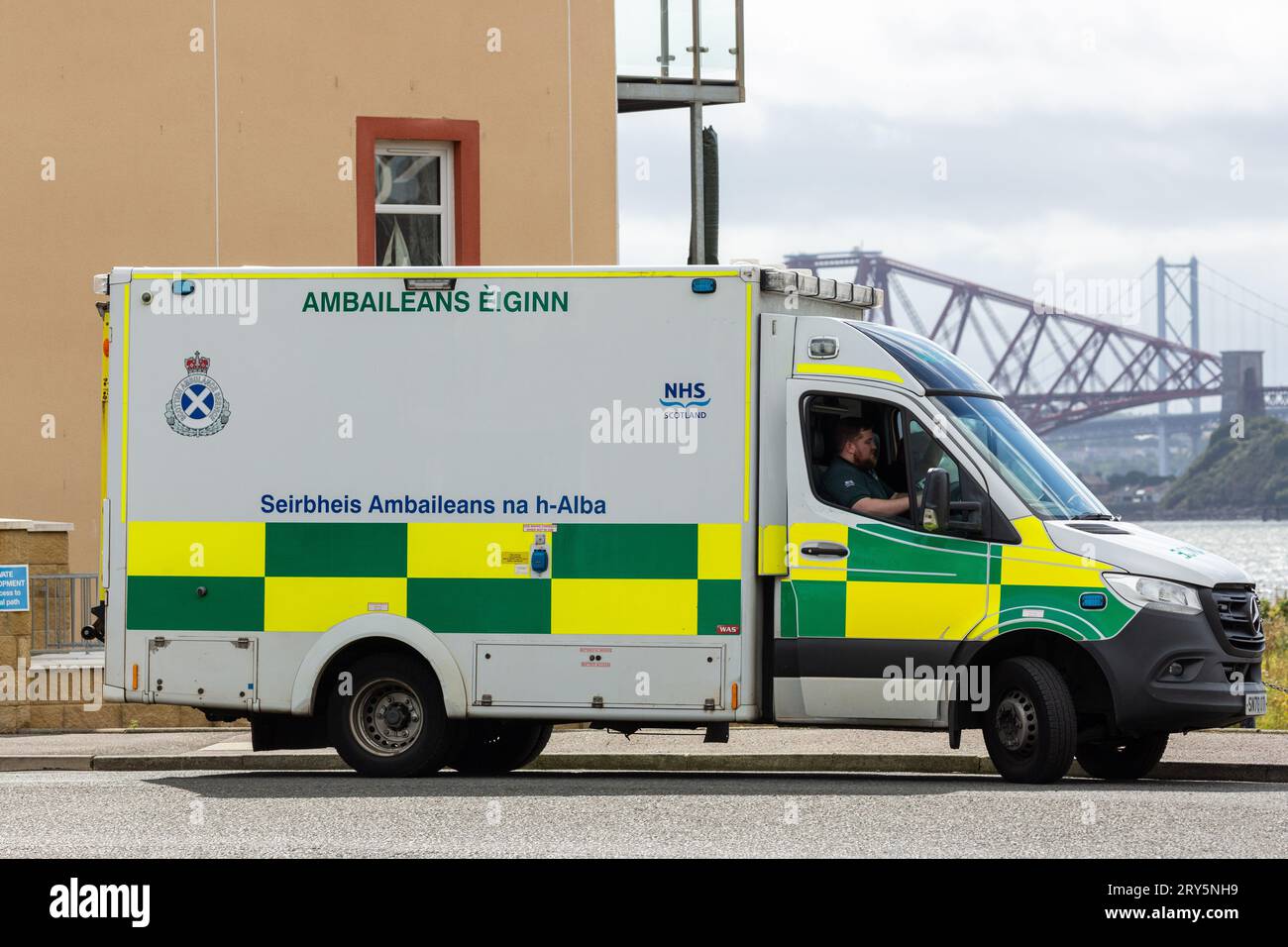 Servizio di ambulanza scozzese con contrassegni gaelici (Seirbheis Ambailean na h-Alba) dell'NHS Scozia Foto Stock