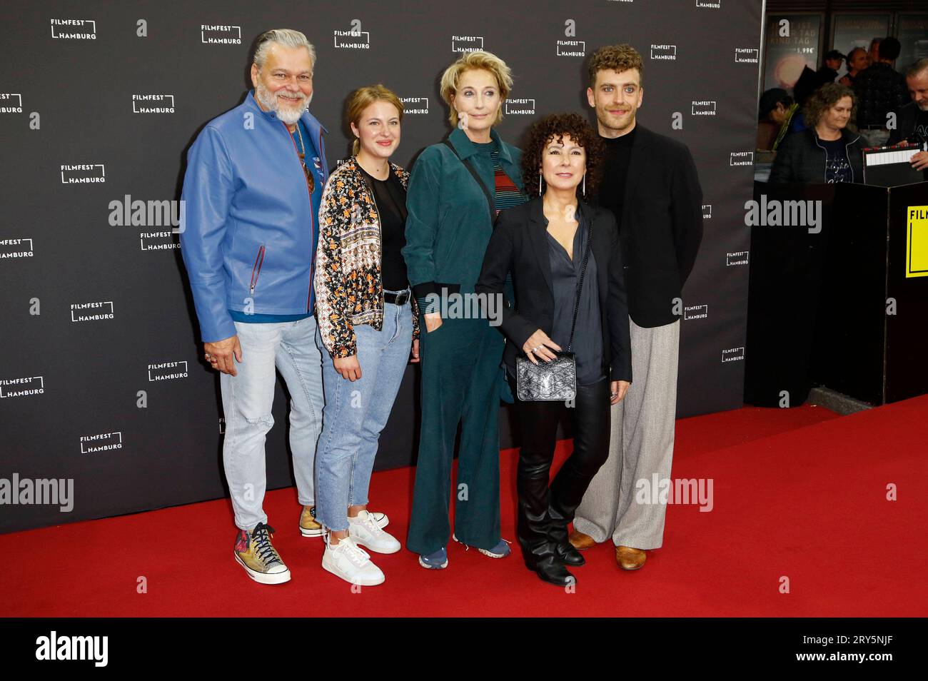 Torsten Münchow, Sinha Melina Gierke, Saskia Fischer, Maria Ketikidou und Enrique Fiß bei der Festivaleröffnung mit der Premiere des Kinofilms Inshallah a Boy auf dem 30. Filmfest Hamburg im Cinemaxx Dammtor. Amburgo, 28.09.2023 *** Torsten Münchow, Sinha Melina Gierke, Saskia Fischer, Maria Ketikidou ed Enrique Fiß al festival di apertura con la prima del lungometraggio Inshallah a Boy al Filmfest 30 Amburgo al Cinemaxx Dammtor Hamburg, 28 09 2023 foto:XC.xTamckex/xFuturexImagex ffh_Opening_3991 credito: Imago/Alamy Live News Foto Stock