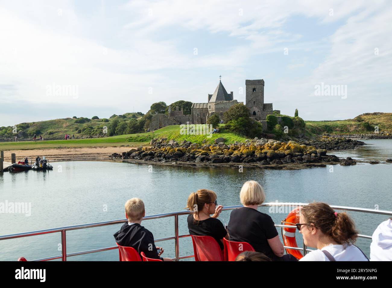 Gita in barca Maid of the Forth con l'abbazia di Inchcolm sullo sfondo Foto Stock